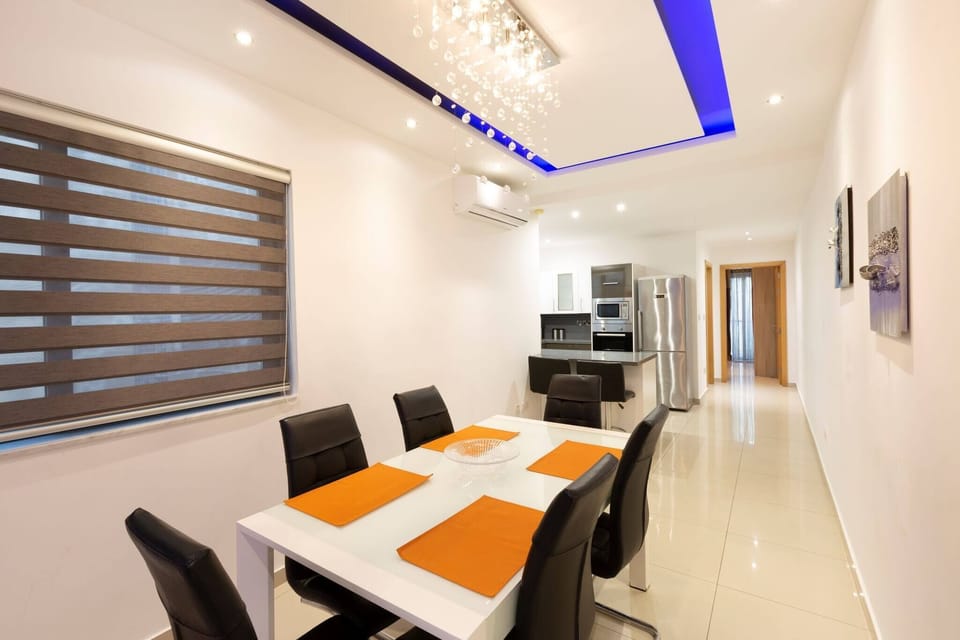 Apartment, 2 Bedrooms, Smoking, Balcony | Dining