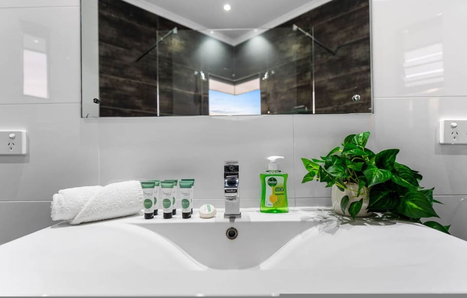 Zen Tropica Family Luxury Retreat Pool BBQ House in Darwin