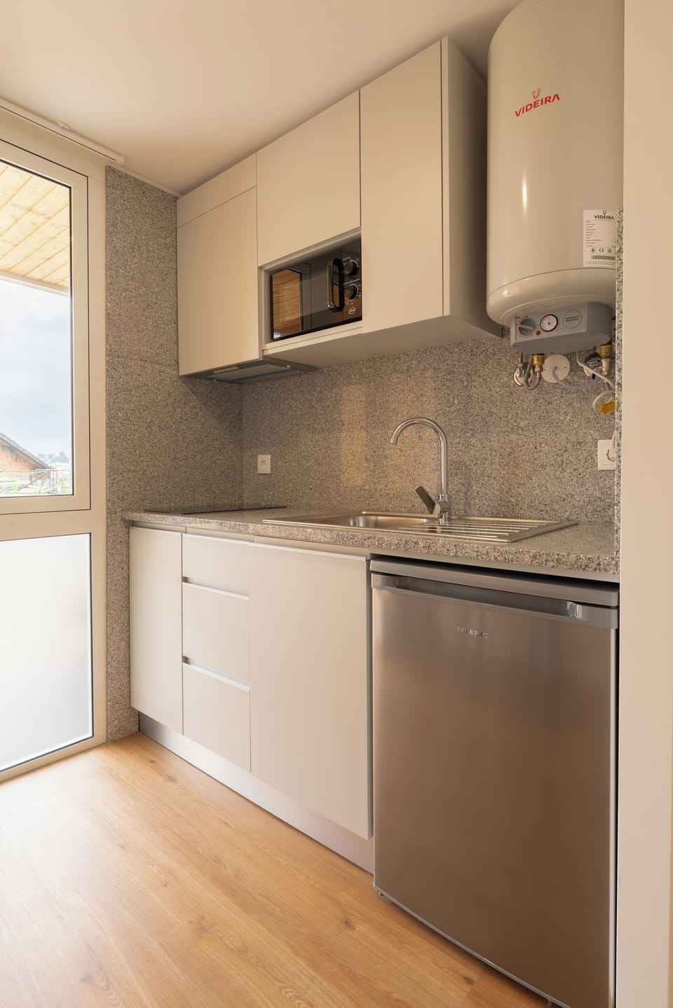 Bungalow, Mountain View | Private kitchen | Fridge, microwave, cookware/dishes/utensils
