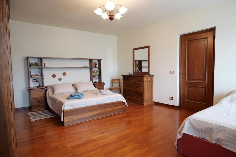 Deluxe Double Room, Balcony, Courtyard View | Iron/ironing board