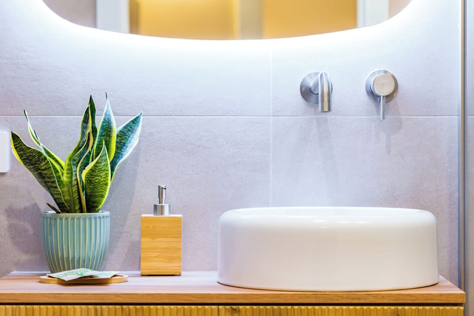 Deluxe Triple Room | Bathroom | Shower, free toiletries, hair dryer, towels