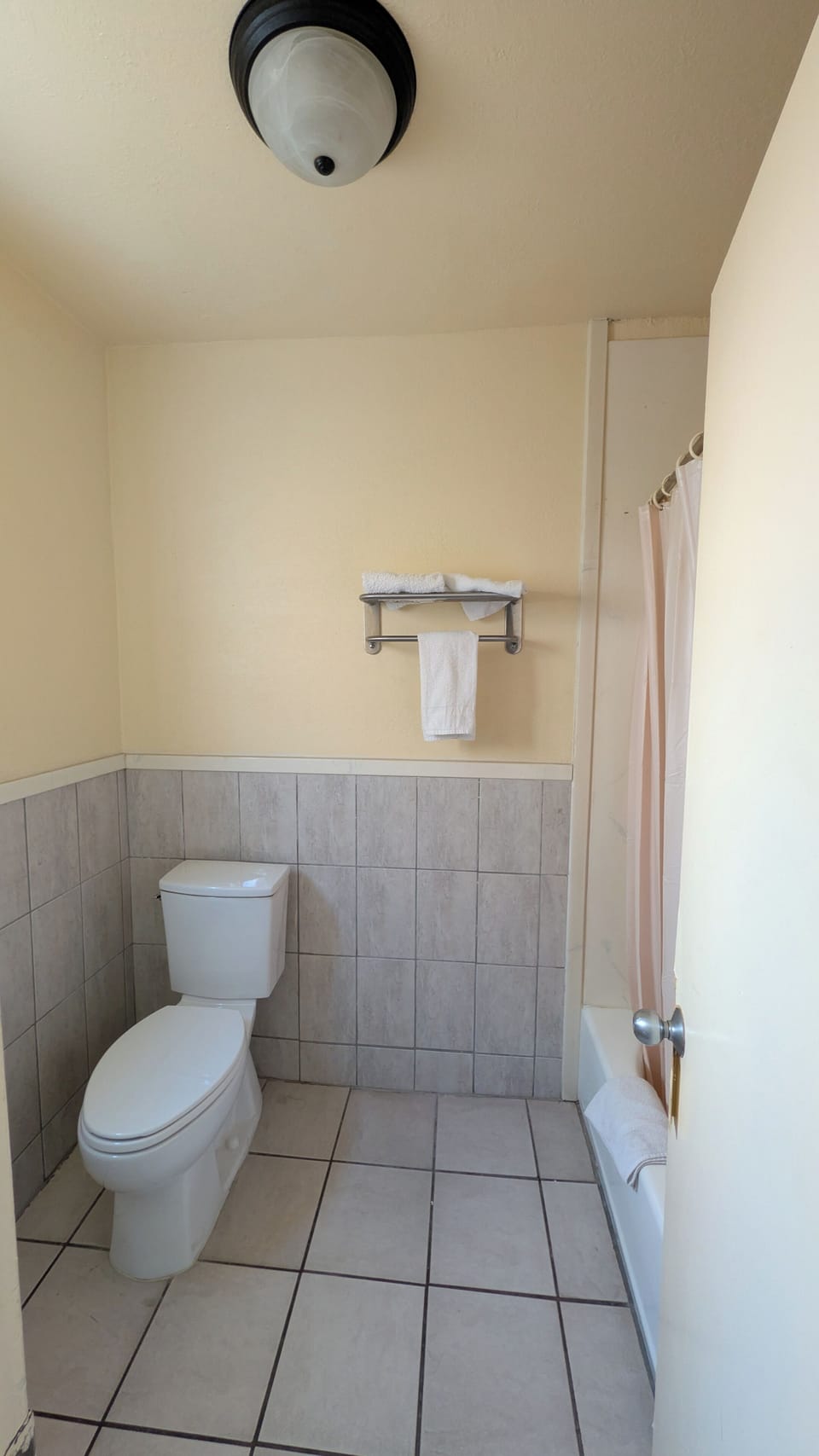 Standard Room, 1 King Bed | Bathroom