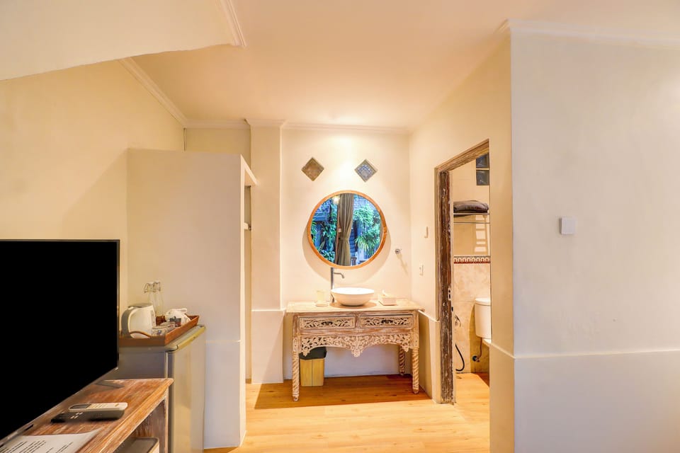 Deluxe Suite, Pool Access | Iron/ironing board, free WiFi, bed sheets