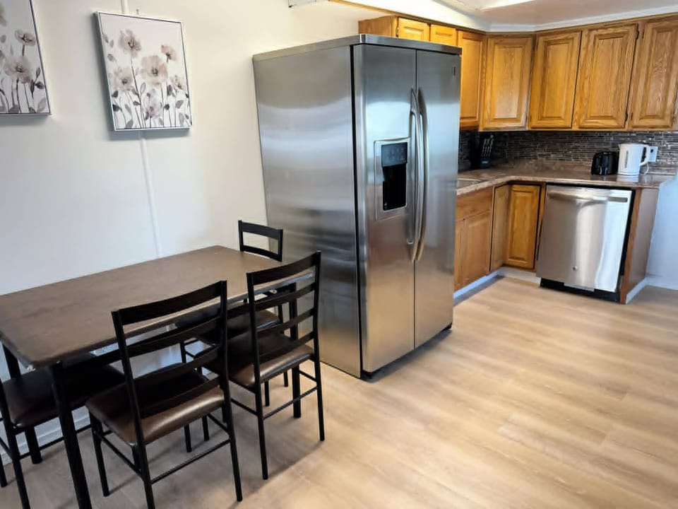 Comfort Duplex, Mountain View | Private kitchen | Coffee/tea maker, electric kettle, dining tables