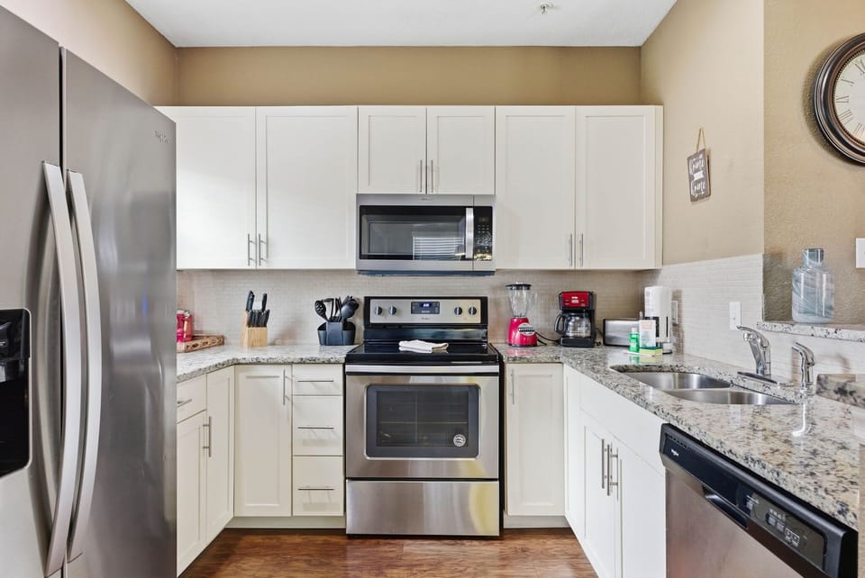 House (4 Bedrooms) | Private kitchen | Microwave, oven, stovetop, dishwasher