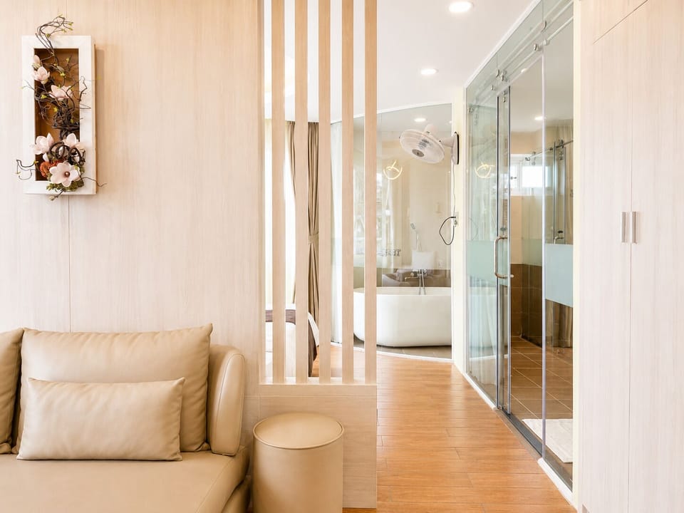 Luxury Suite, City View | Laptop workspace, blackout drapes, soundproofing, WiFi (free)