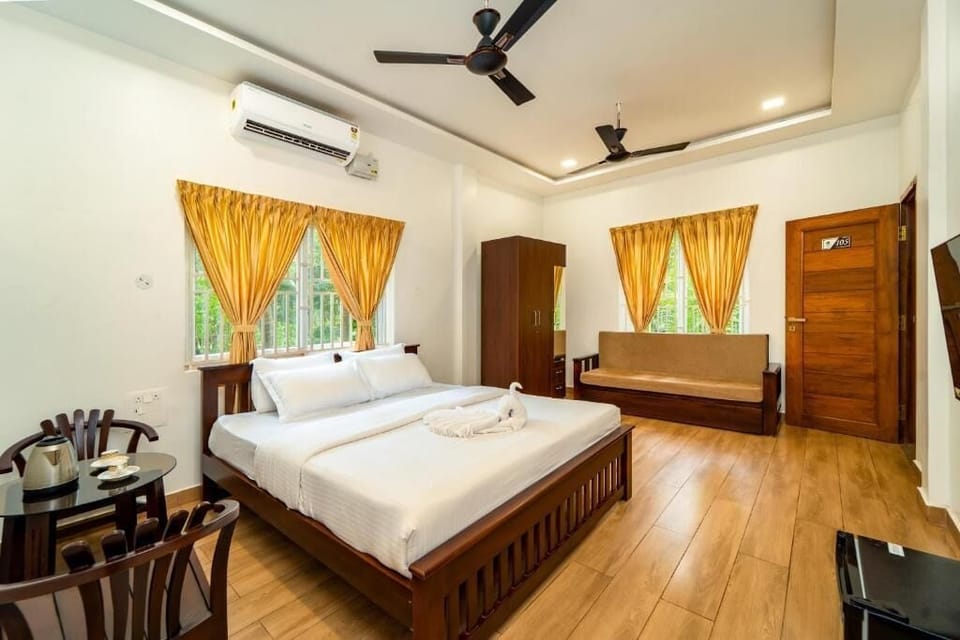 In-room safe, laptop workspace, iron/ironing board, free WiFi