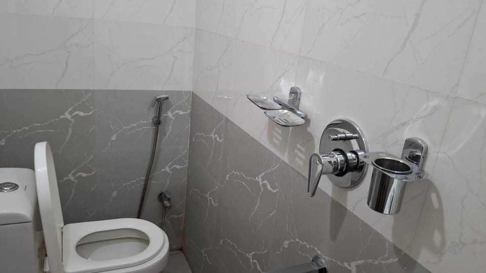 Executive Suite | Bathroom | Free toiletries, towels, soap, shampoo