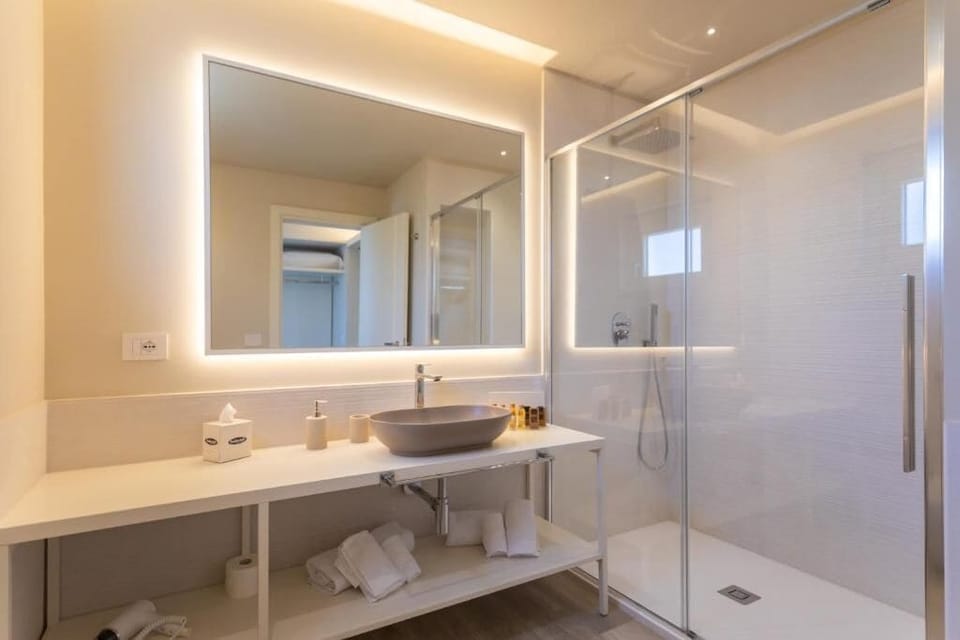 Deluxe Quadruple Room | Bathroom | Shower, hair dryer, slippers, bidet