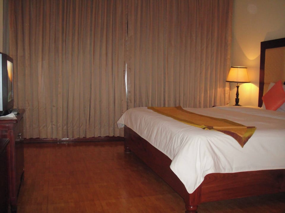 Desk, free WiFi, bed sheets