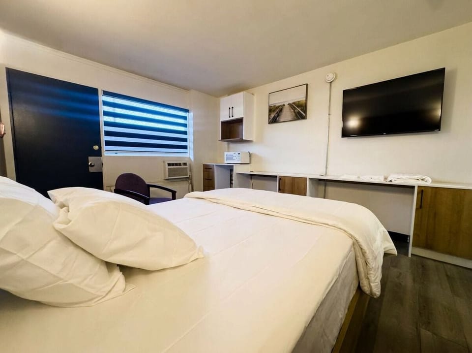 Comfort Room, Balcony | Iron/ironing board (on request), WiFi (free)