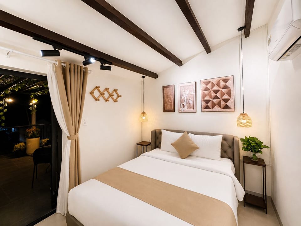 Comfort Double Room, City View | Minibar, WiFi (free), bed sheets