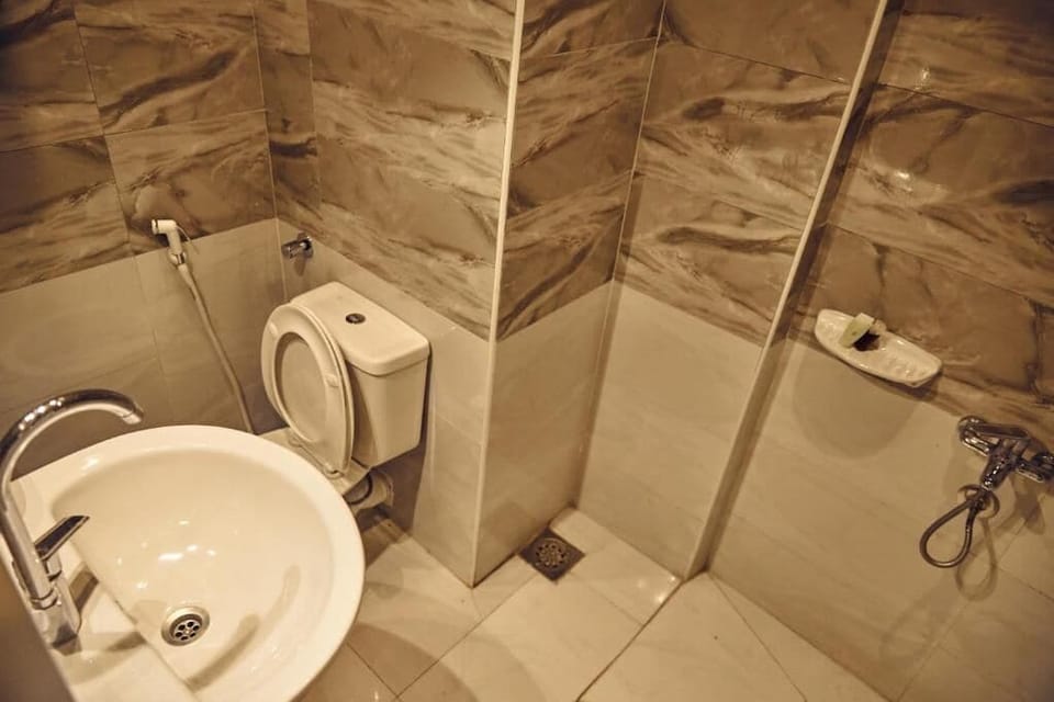 Single Room, Balcony, Sea View | Bathroom | Free toiletries, towels, soap, shampoo