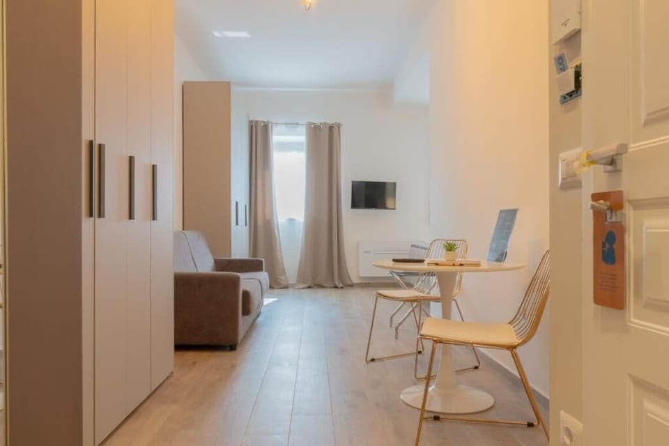 Deluxe Quadruple Room | Desk, blackout drapes, iron/ironing board, free WiFi