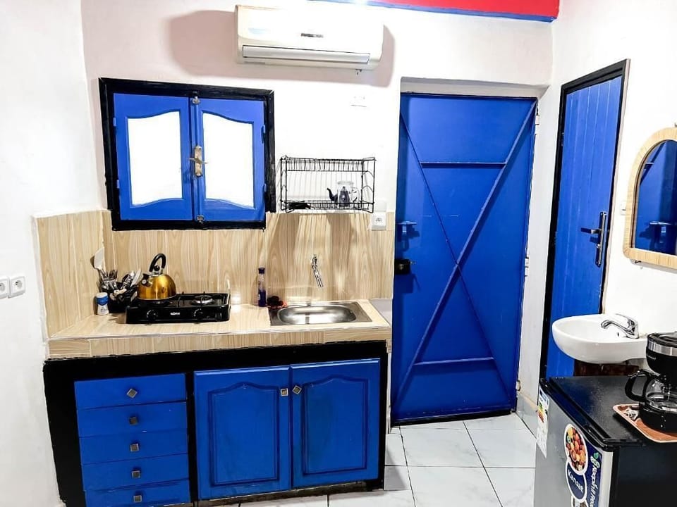 Twin Room, Mountain View | Private kitchen | Fridge, cookware/dishes/utensils, cleaning supplies, dining tables