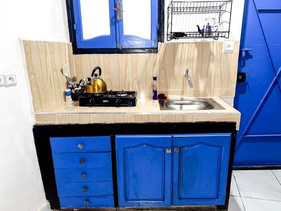 Twin Room, Mountain View | Private kitchen | Fridge, cookware/dishes/utensils, cleaning supplies, dining tables