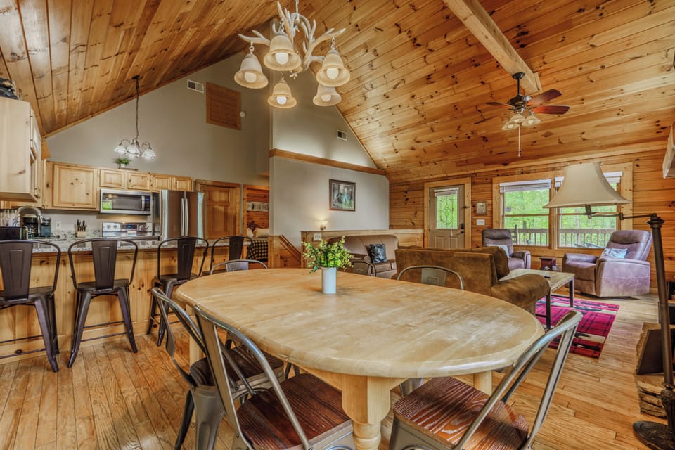Signature Townhome, 4 Bedrooms, Hot Tub | In-room dining