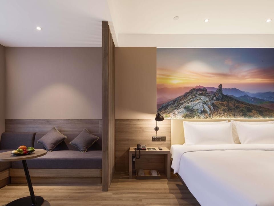 Deluxe Room, 1 King Bed | Soundproofing
