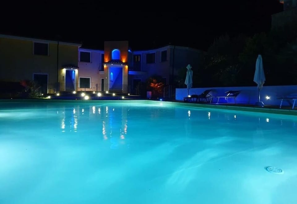 Seasonal outdoor pool, pool umbrellas, sun loungers