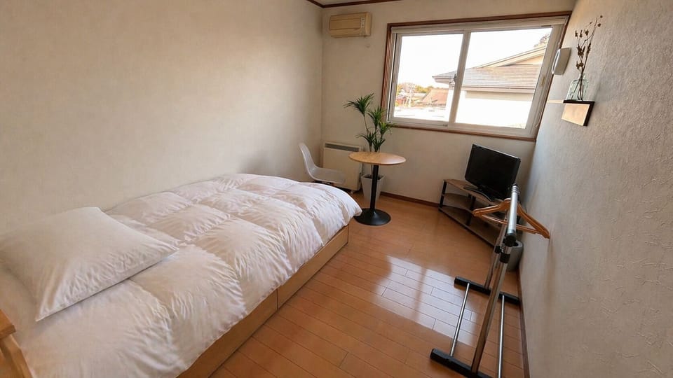 Basic Single Room | Blackout drapes, bed sheets