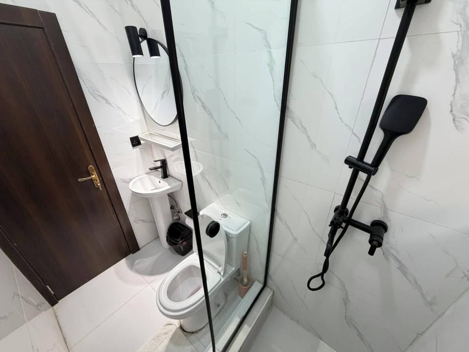 Deluxe Room, Balcony, City View | Bathroom | Free toiletries, hair dryer, towels, soap