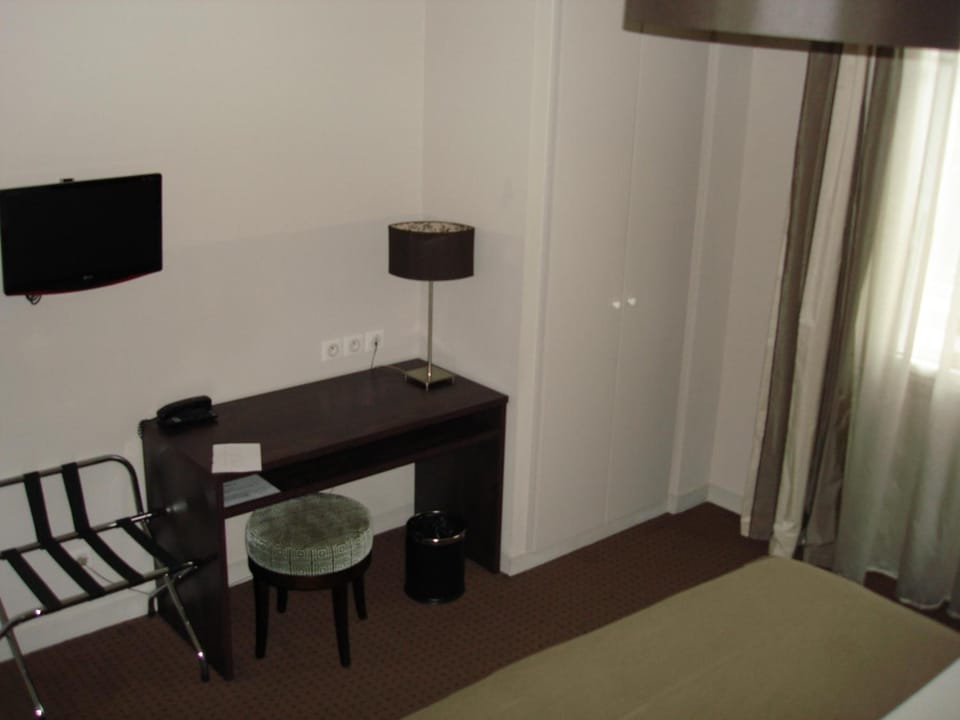Desk, soundproofing, free WiFi, bed sheets