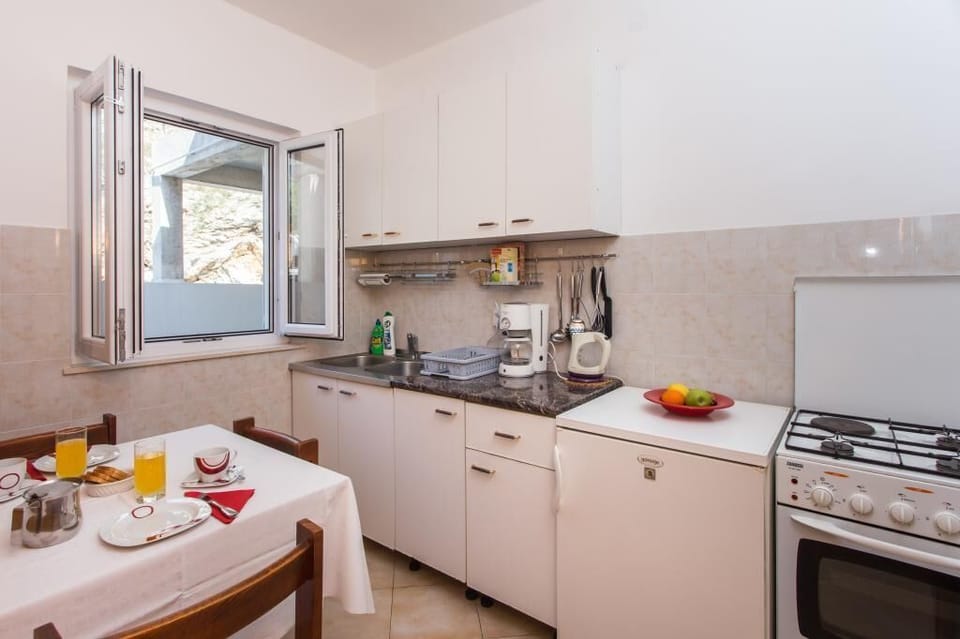 Apartment (Standard One-Bedroom Apartment with S) | Private kitchen | Fridge