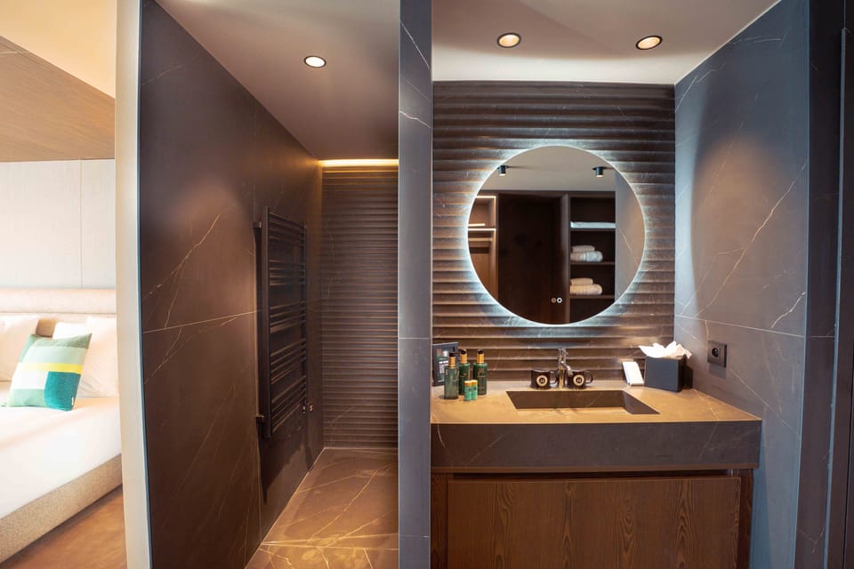 Premium Room | Bathroom | Hair dryer, bathrobes, slippers, towels