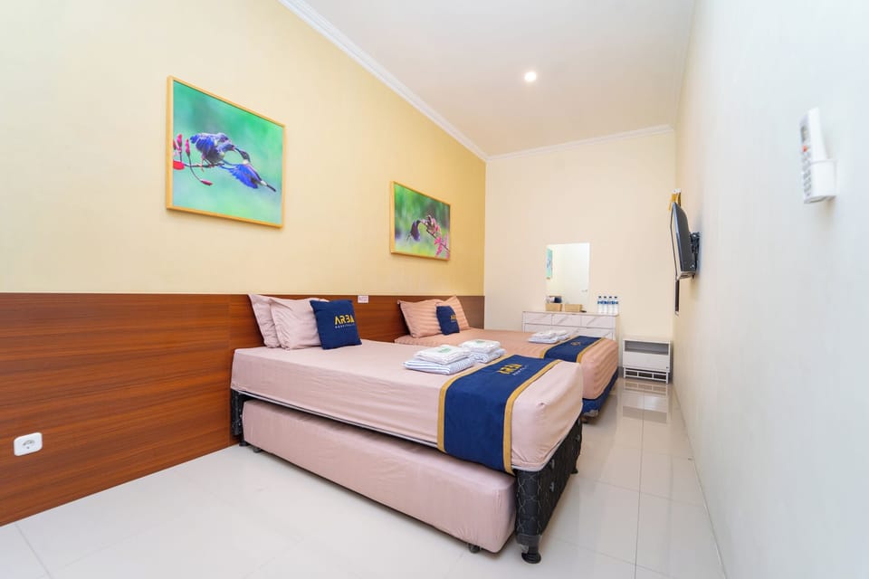 Family Room | Desk, free WiFi