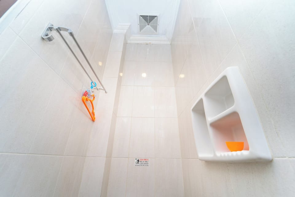 Single Room | Bathroom | Shower, towels