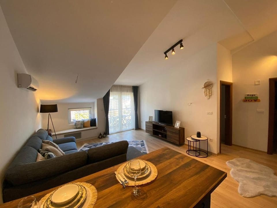 Deluxe Apartment, Balcony, City View | Living area