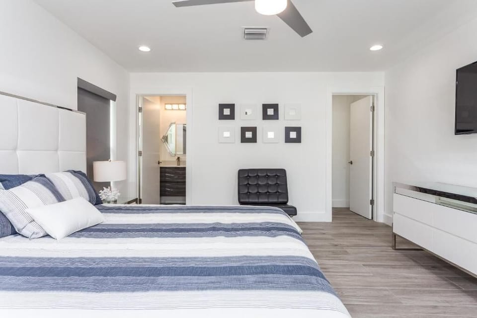 Luxury Double Room, 1 King Bed, Garden View | In-room safe, desk, soundproofing, iron/ironing board