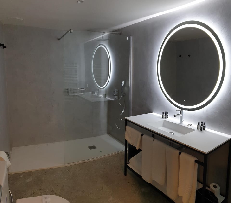 Bathtub, free toiletries, hair dryer, bidet
