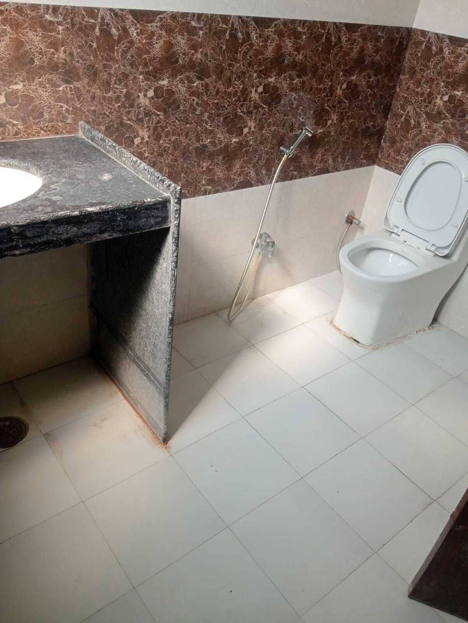 Deluxe Double Room | Bathroom | Shower, free toiletries, towels, soap