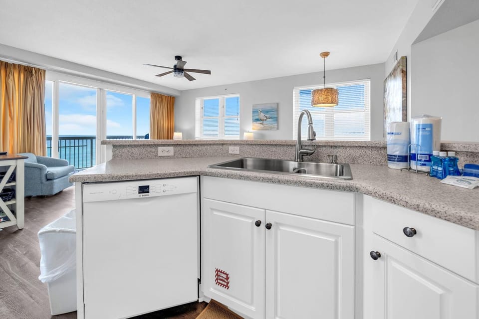 Condo, Multiple Beds (Celadon 409- Champagne Sunsets) | Private kitchen