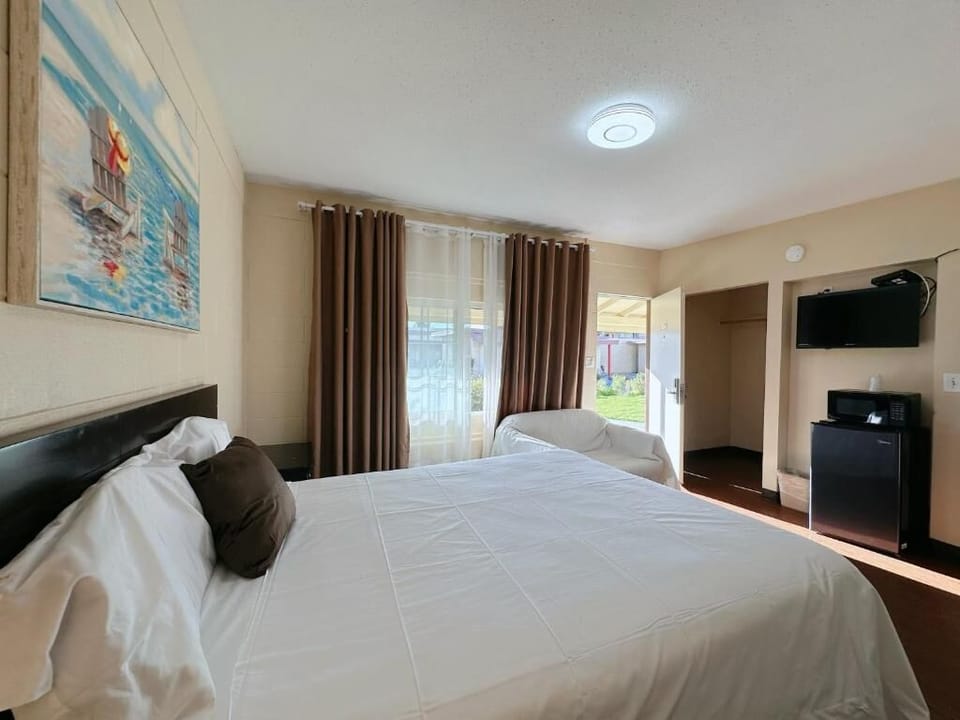 Economy Single Room, 1 Queen Bed | Desk, laptop workspace, blackout drapes, soundproofing