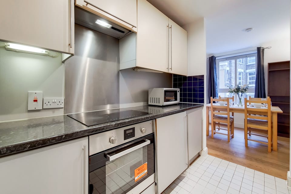 Apartment, 2 Bedrooms (in Aldgate East) | Private kitchen | Electric kettle, toaster