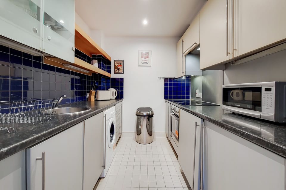 Apartment, 2 Bedrooms (in Aldgate East) | Private kitchen | Electric kettle, toaster