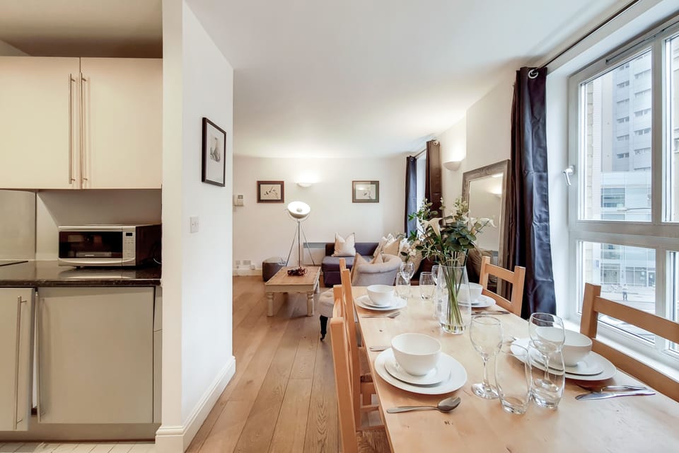 Apartment, 2 Bedrooms (in Aldgate East) | Living area | Flat-screen TV