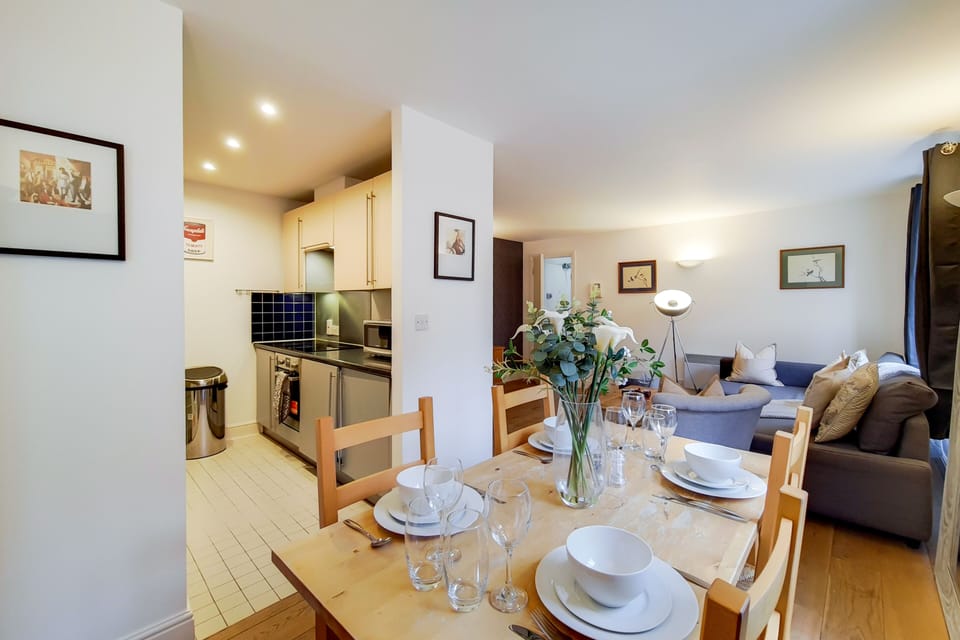 Apartment, 2 Bedrooms (in Aldgate East) | Living area | Flat-screen TV