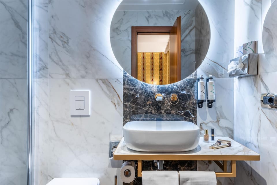 Economy Room, 1 Double Bed, Non Smoking | Bathroom | Shower, free toiletries, hair dryer, bidet
