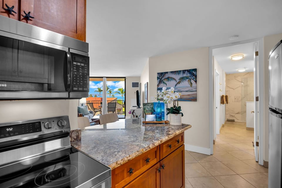 Luxury Condo, Balcony, Ocean View | Private kitchen