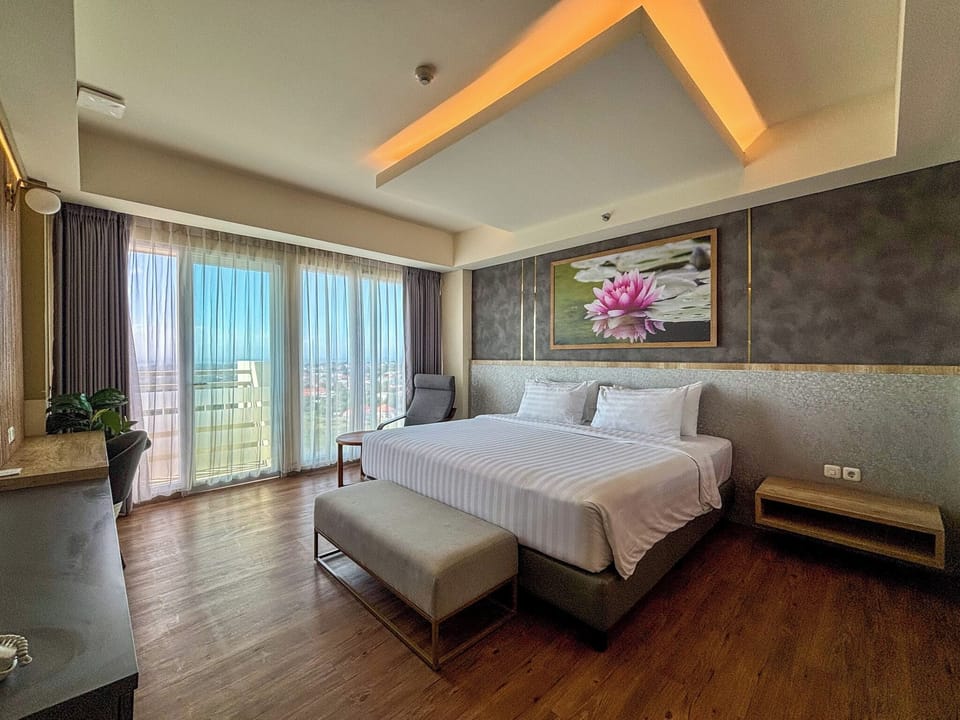 Deluxe Room, Sea View | Desk, laptop workspace, WiFi (free), bed sheets