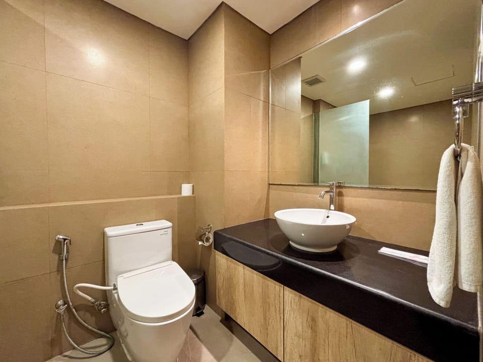 Deluxe Room, Sea View | Bathroom | Hair dryer, towels, soap, shampoo
