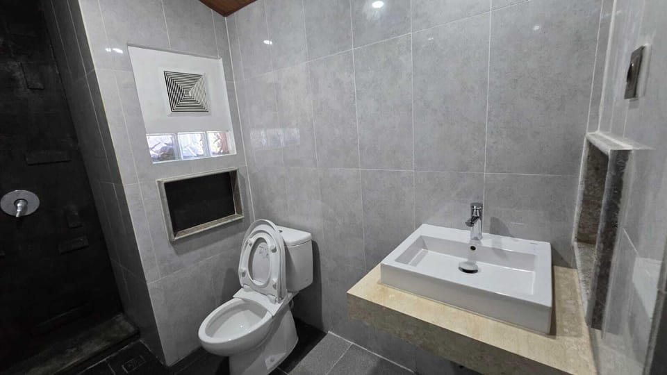 Deluxe Room, Garden View | Bathroom | Towels, soap, shampoo, toilet paper