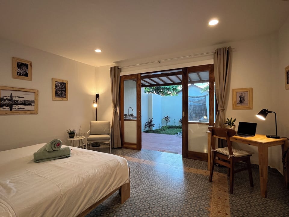 Deluxe Bungalow | Minibar, individually decorated, individually furnished, desk
