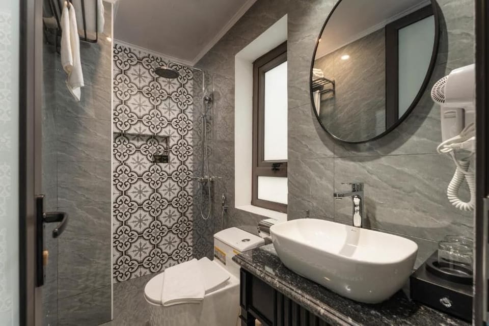 Deluxe Double or Twin Room with City View | Bathroom | Slippers, bidet