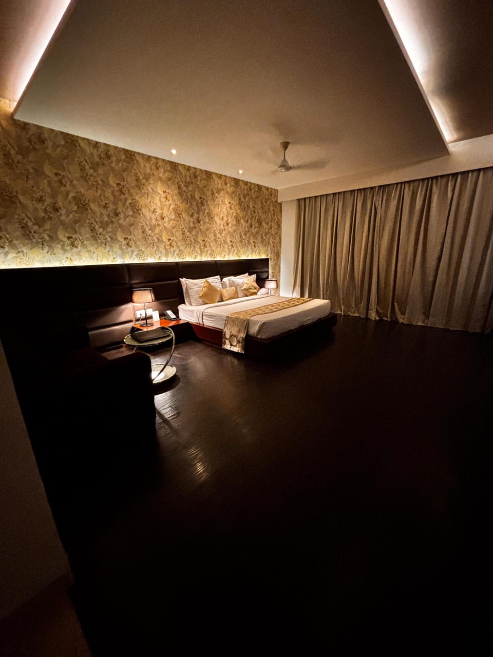 Luxury Double Room | Iron/ironing board, free WiFi