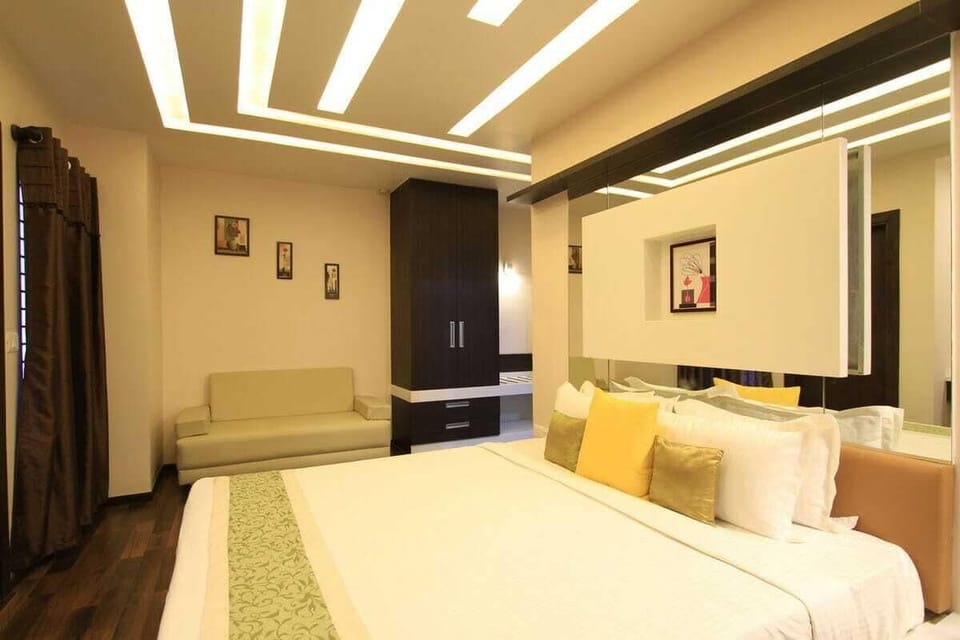 Deluxe Room | Desk, laptop workspace, iron/ironing board, free WiFi