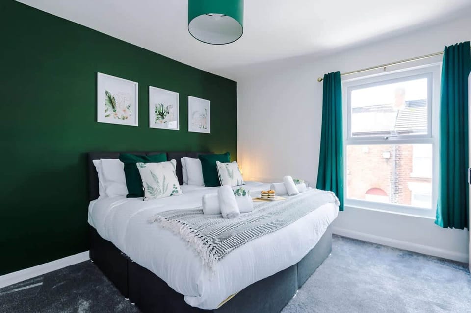 Fresh House Amazing Location Great for Couples Apartment in Chester